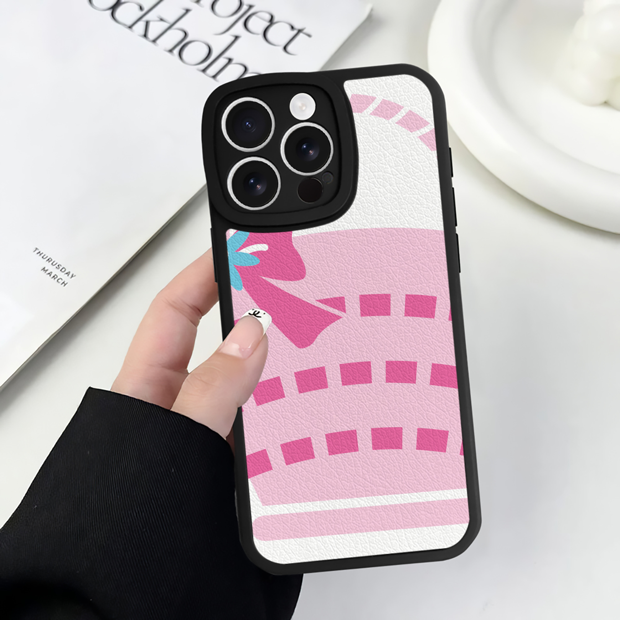 （画像用） Hello Kitty ハローキティ 【iPhone 16シリーズ対応】シリコンスマホケース（レザー調） 材質：シリコン
